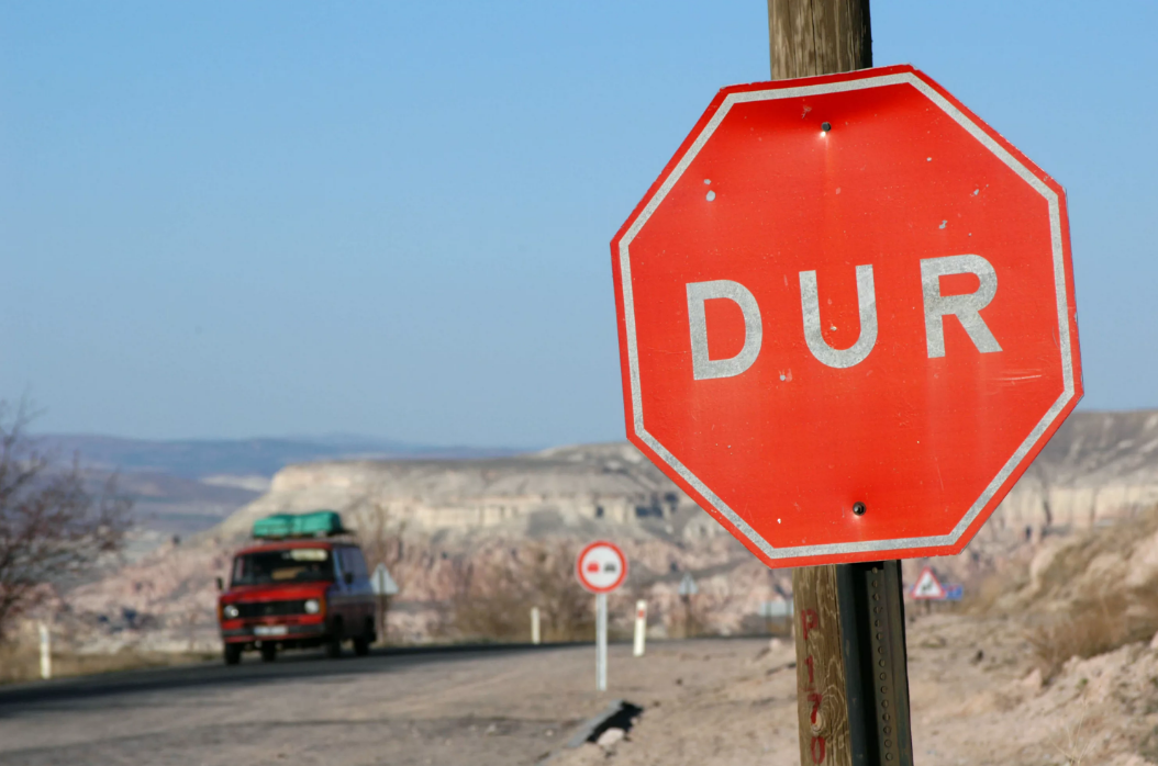 Дорожные знаки в Турции - STOP (DUR)