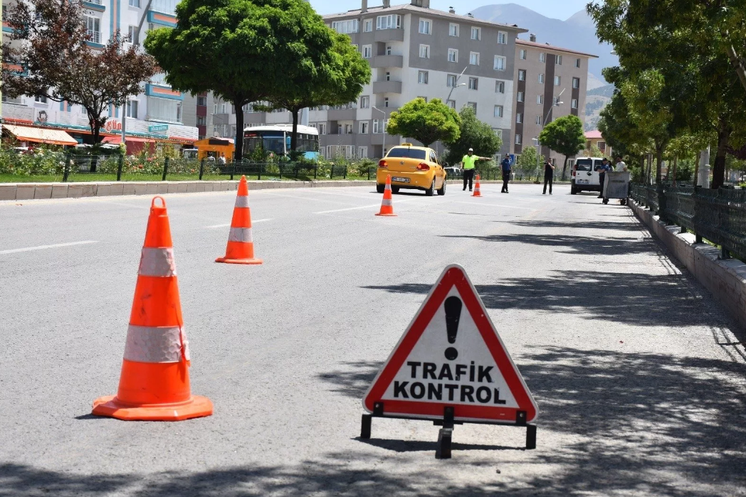 Знак "Trafik kontrol" на дороге Турции